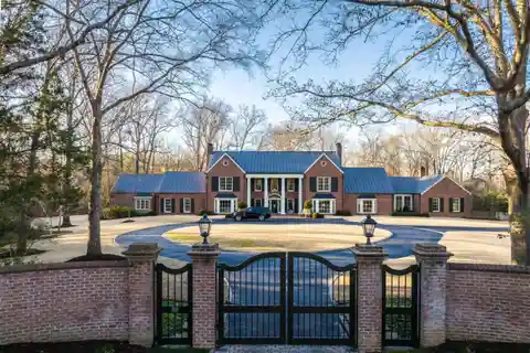 Elegance and Comfort on 3.5 Acres