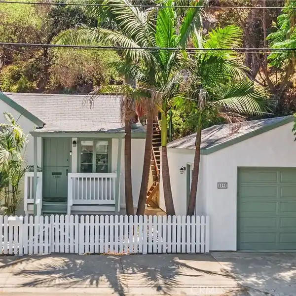 CHARMING BUNGALOW-STYLE COTTAGE
