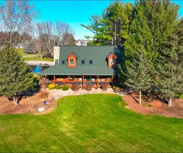 EXECUTIVE LOG CABIN RETREAT ON FOUR ACRES