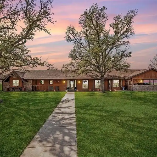EQUESTRIAN ESTATE ON 23 SPRAWLING ACRES