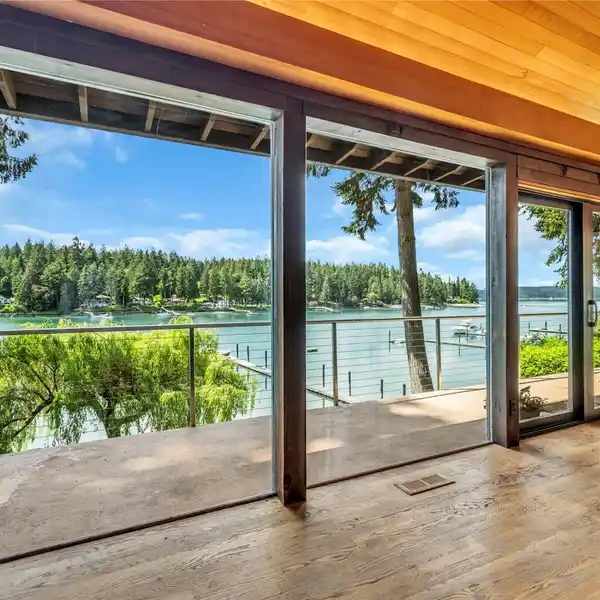 WATERFRONT MID-CENTURY MODERN RESIDENCE
