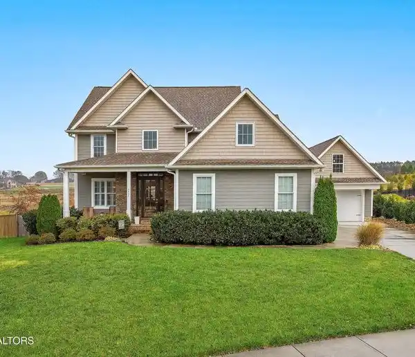 CRAFTSMAN ESTATE WITH SALTWATER POOL AND ELEGANT DESIGN