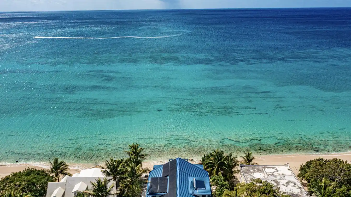 High-end Waterfront Retreat