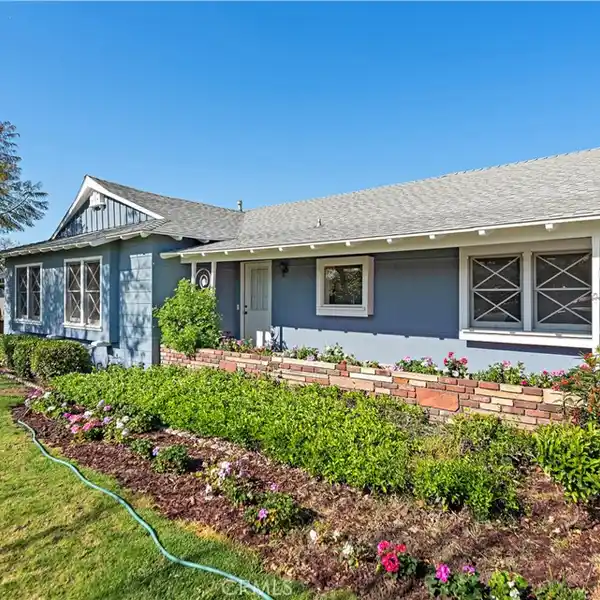 LOVINGLY MAINTAINED HOME IN WEST FLORAL PARK