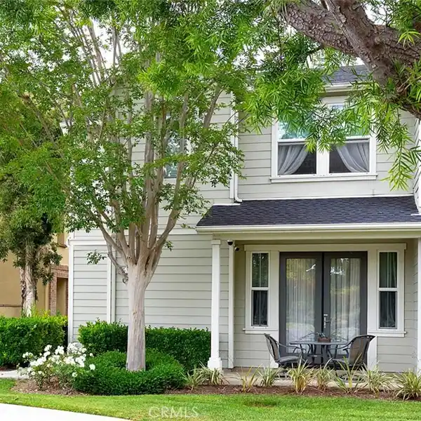 SUN-FILLED CORNER TOWNHOME IN COLUMBUS GROVE