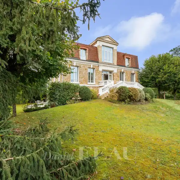 MAGNIFICENT 1920S PROPERTY
