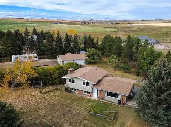 PRIVATE COUNTRY LIVING ON FOUR ACRES