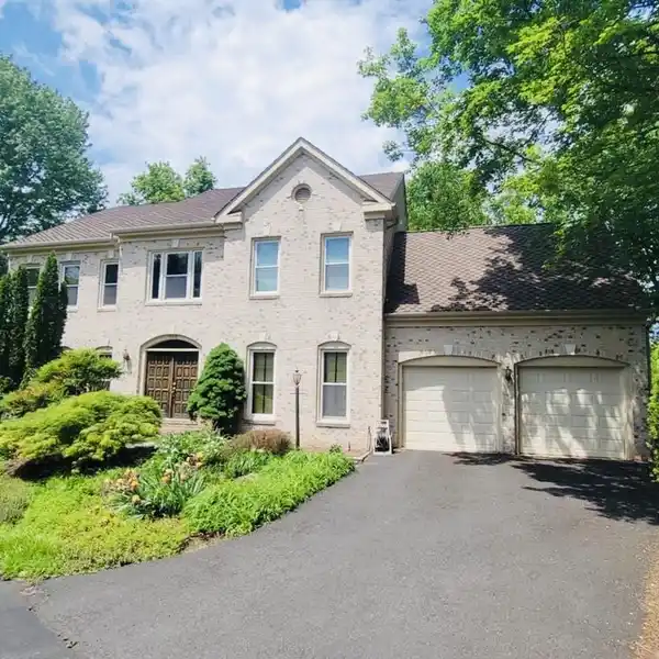 ELEGANT COMFORT IN A COVETED COMMUNITY