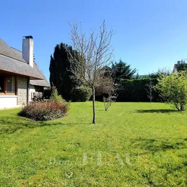 ARCHITECT-DESIGNED VILLA IN A GARDEN SETTING