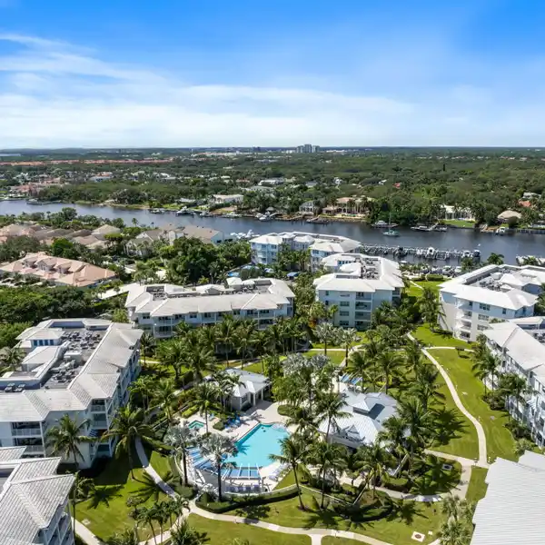 ELEGANT RESIDENCE IN BAY COLONY