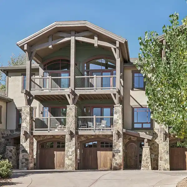 BEAUTIFUL TOWNHOME IN FAIRWAY SPRINGS SKI AND GOLF VILLAS