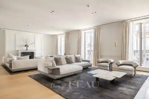 Bright Dual-aspect Apartment