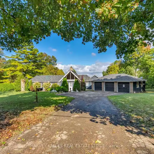 SERENE LAKEFRONT RETREAT ON PUSLINCH LAKE