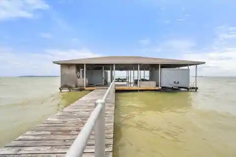 Unique Lakeside Retreat