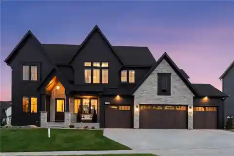 Exquisite Home in Premier Hollydale