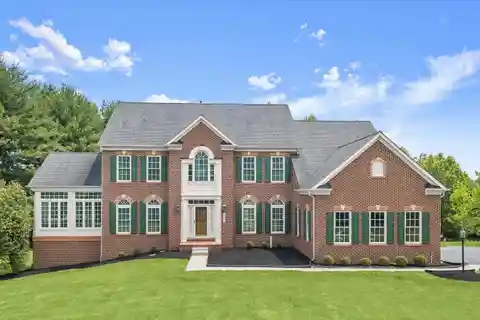 Exquisite Colonial in Prestigious Hall Shop Manor