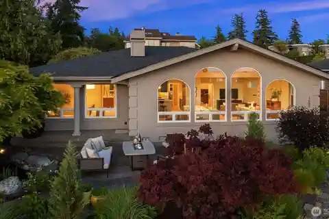 Easy Elegance in a Beautiful Setting