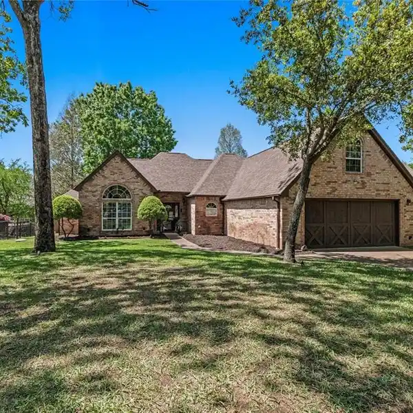 BEAUTIFUL HOME IN PINNACLE CLUB ON CEDAR CREEK LAKE