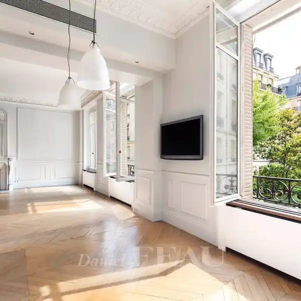 BRIGHT FIRST FLOOR APARTMENT IN THE GOLDEN TRIANGLE