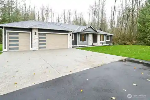 Expansive Rambler with Elegant Design