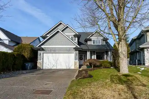 Warm and Inviting Home in Sought-after Heritage Trail