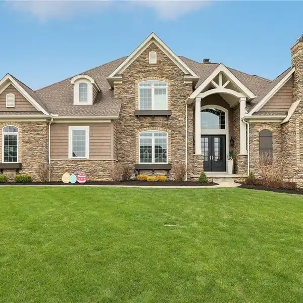 BREATHTAKING CUSTOM-BUILT RETREAT