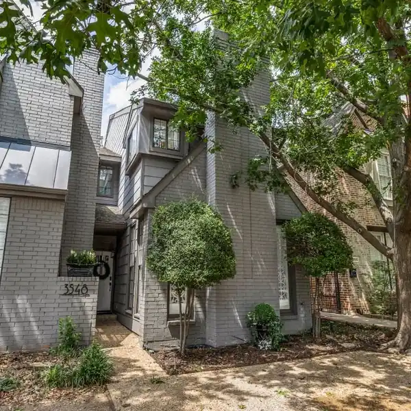 DELIGHTFUL RESIDENCE IN COVETED LOCATION