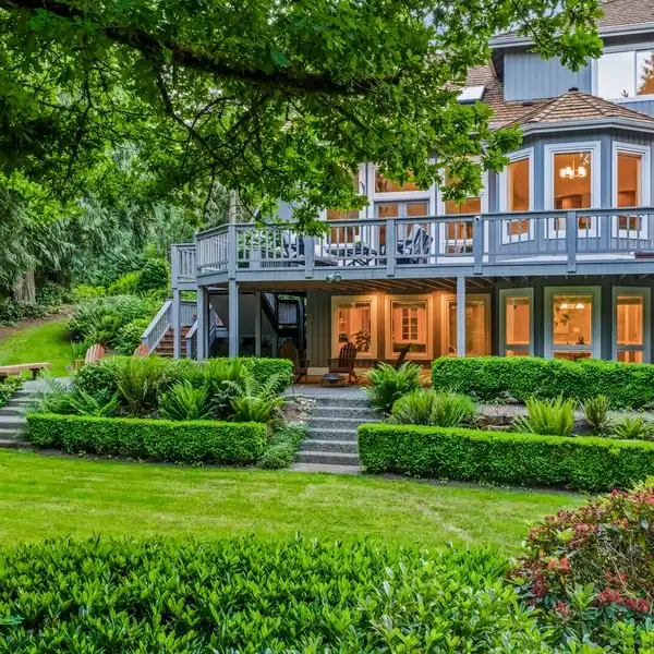VERSATILE CUSTOM HOME IN BROADHURST