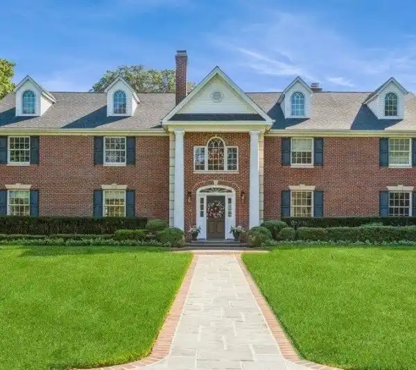ELEGANT COLONIAL MANOR