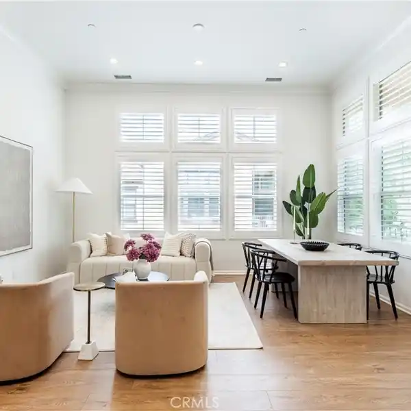 MODERN CONDOMINIUM IN A QUIET NEIGHBORHOOD