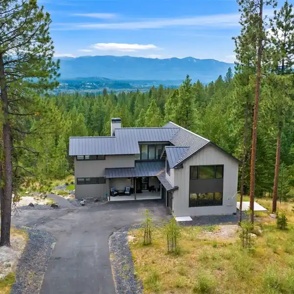 ELEGANT RETREAT ON FIVE WOODED ACRES