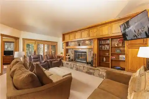 Beautifully Updated Ski-in/ski-out Residence