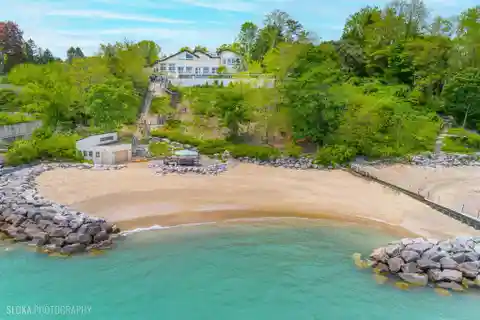 Extraordinary Lakefront Residence