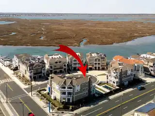 The Bay View Breeze - Stunning Townhome