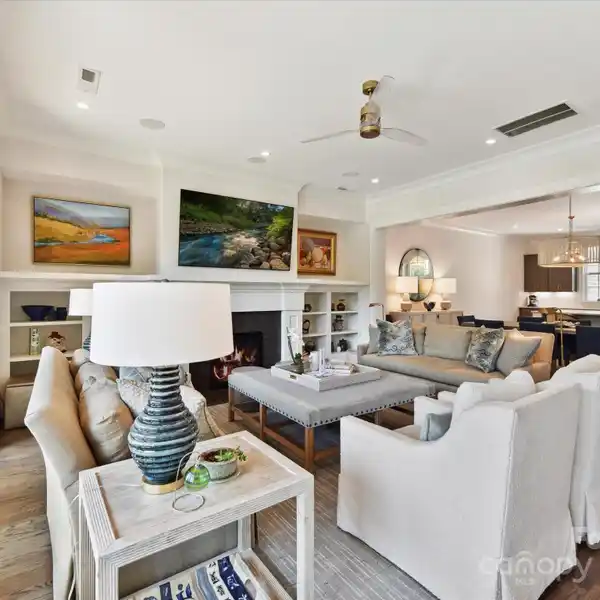 BEAUTIFULLY DESIGNED SAUSSY BURBANK TOWNHOME