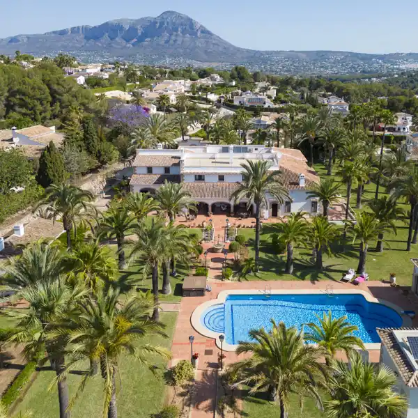 EXPANSIVE RESIDENCE WITH OPEN VIEWS