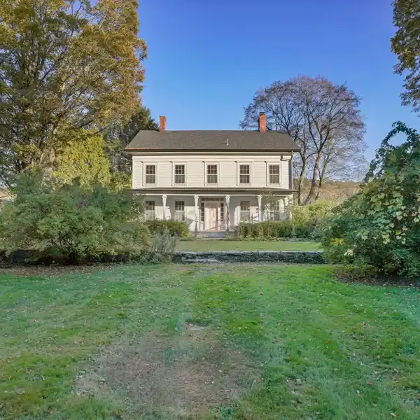 TIMELESS CRAFTSMANSHIP MEETS CONTEMPORARY COMFORT