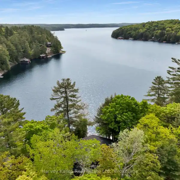 EXTRAORDINARY FOUR-SEASON LAKEFRONT RETREAT
