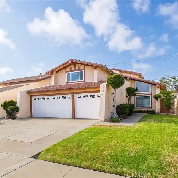 LIGHT-FILLED GEM WITH ENTERTAINER’S BACKYARD