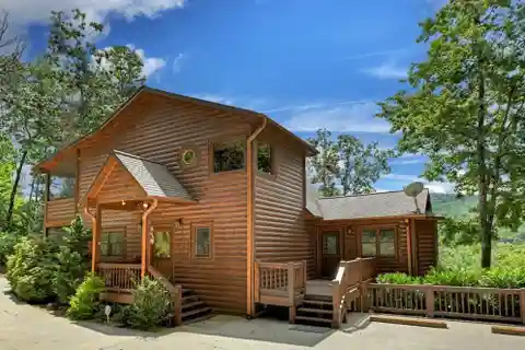 Immaculately Maintained Mountain Estate