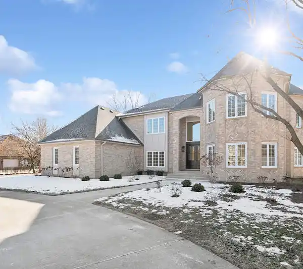NEWLY RENOVATED OPEN FLOOR PLAN COMPLETE WITH HIGH-END FINISHES