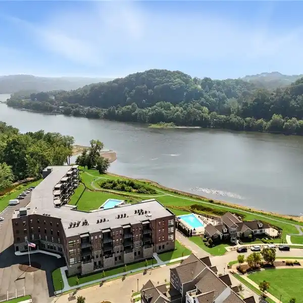 THE BROOKS - AN UNMATCHED LIVING EXPERIENCE