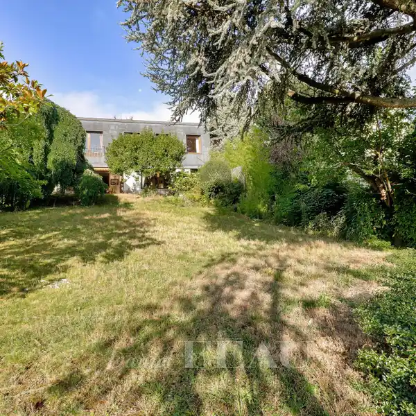ARCHITECT-DESIGNED PROPERTY ON A BEAUTIFUL STREET