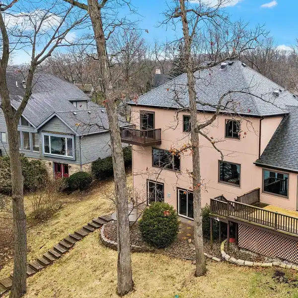 BEAUTIFUL LAKEFRONT HOME