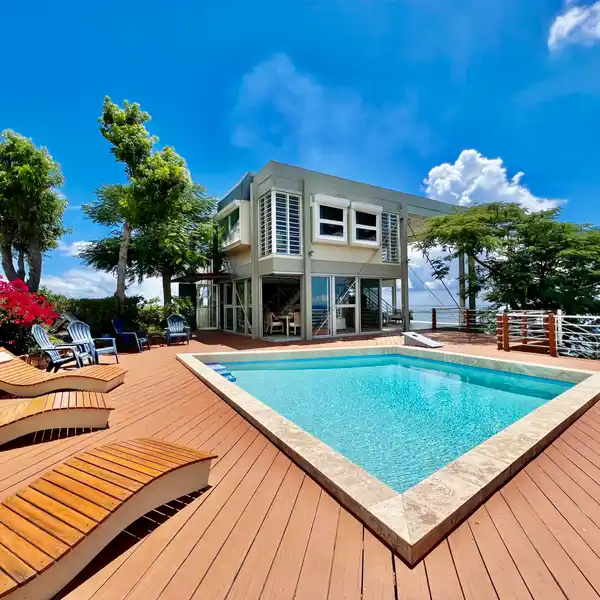 BEAUTIFUL CONTEMPORARY ARCHITECTURAL FIVE-BEDROOM HOME