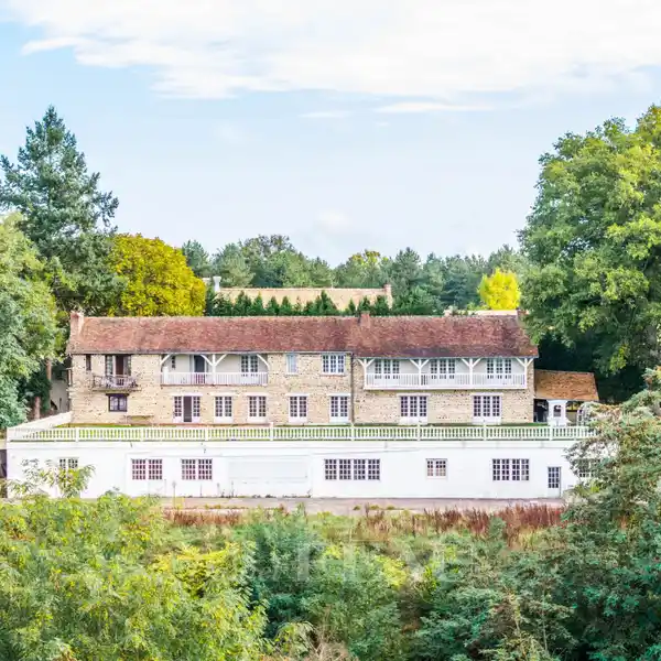 EXPANSIVE STONE RESIDENCE IN A LUSH SETTING