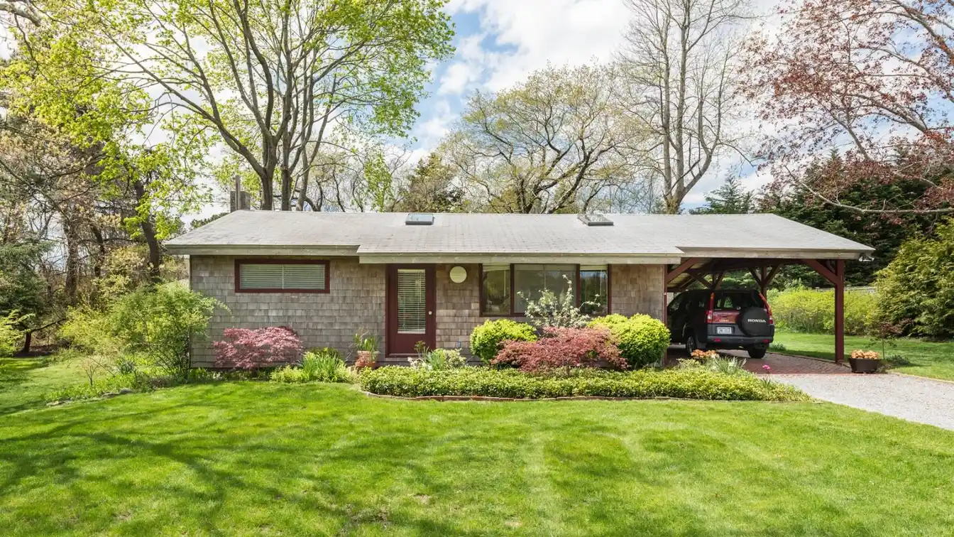 Charming Shinnecock Cottage for Rent
