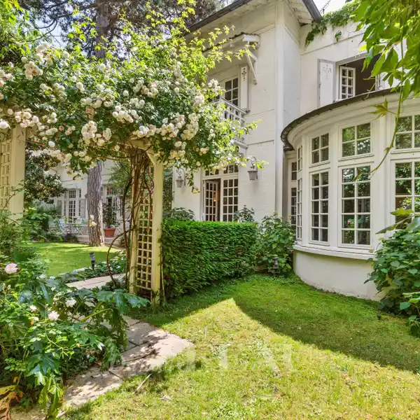 GORGEOUS PRIVATE PROPERTY WITH GARDEN