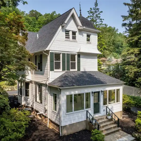 FULLY RENOVATED HISTORIC 1895 VICTORIAN