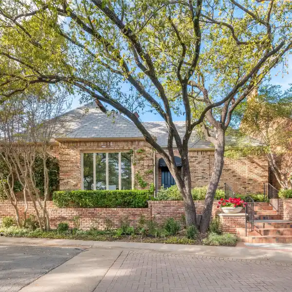 TIMELESS ARCHITECTURAL DESIGN WITH CONTEMPORARY FINISHES